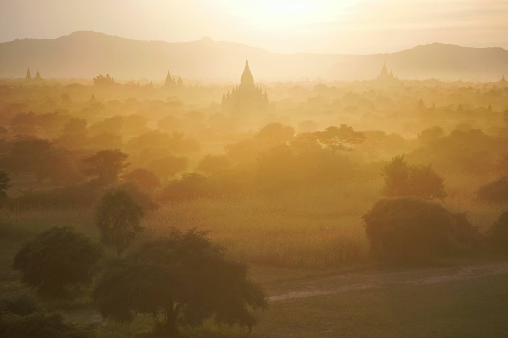 Bauruine Pyathadar (Pyathatgyi) Tempel vor der untergehenden Sonne